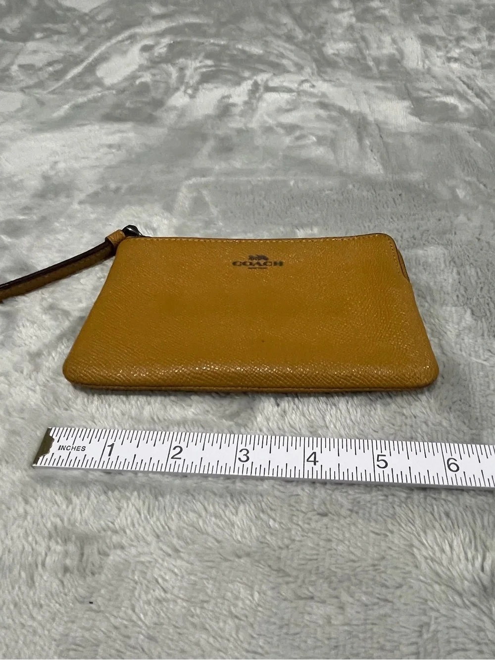 Coach Corner Zip Wristlet in Crossgrain Leather – Mustard Yellow / Honeycomb